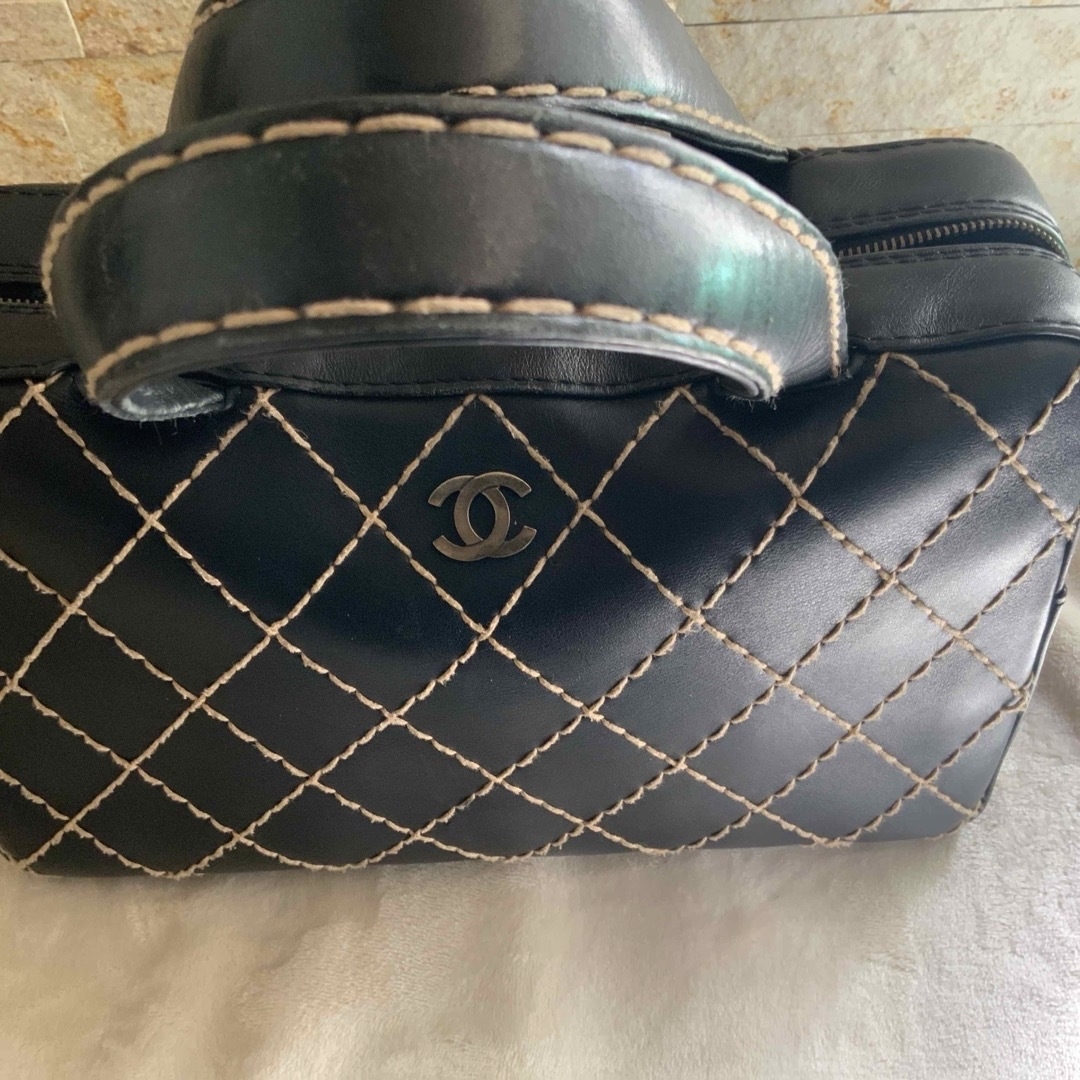 CHANEL(シャネル)のシャネルワイルドステッチミニボストン　トートバッグ　黒皮バッグ　おしゃれ上級者 レディースのバッグ(ボストンバッグ)の商品写真