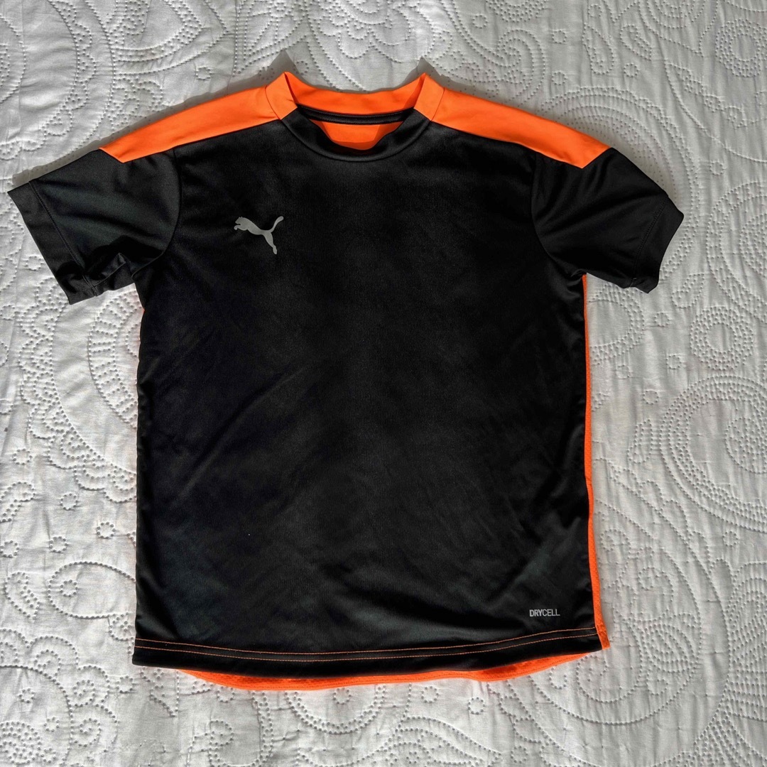 PUMA(プーマ)の140 プーマ　puma サッカー　プラクティスシャツ　オレンジ　ブラック スポーツ/アウトドアのサッカー/フットサル(ウェア)の商品写真