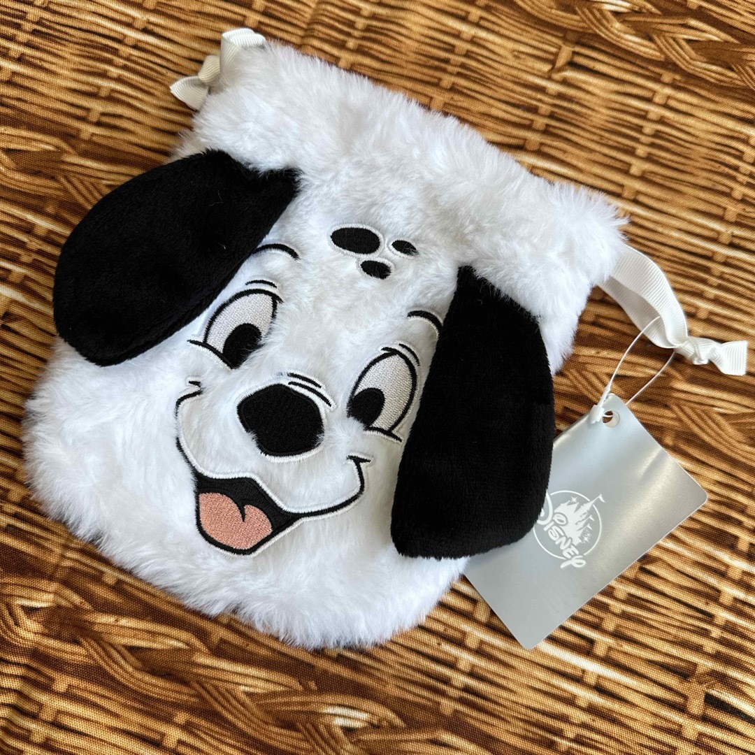 Disney(ディズニー)の【新品タグ付き】 ディズニーストア 101匹わんちゃん もこもこ巾着袋 ふわふわ レディースのファッション小物(ポーチ)の商品写真