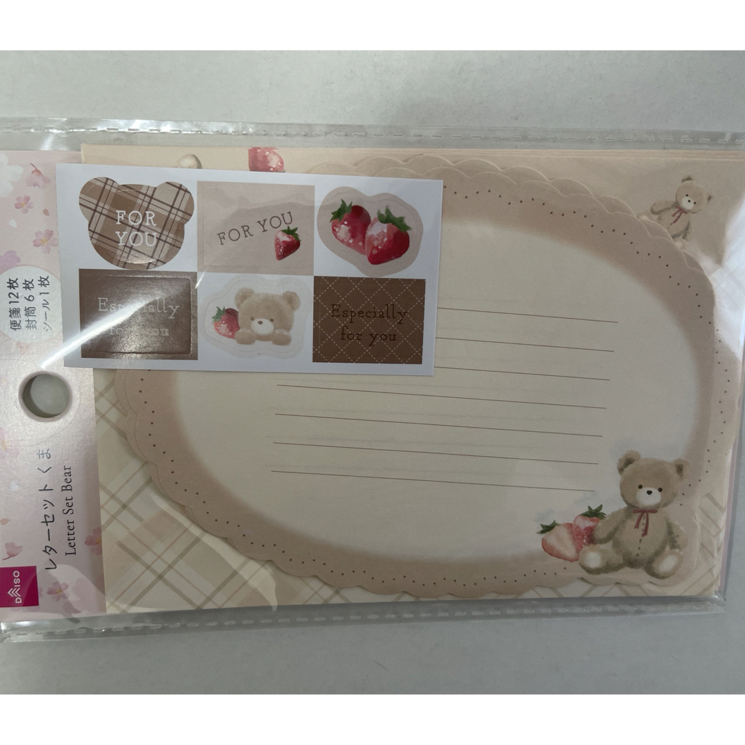 DAISO(ダイソー)のくま　デザインペーパー　メッセージカード　レターセット　いちご　ダイソー エンタメ/ホビーのエンタメ その他(その他)の商品写真