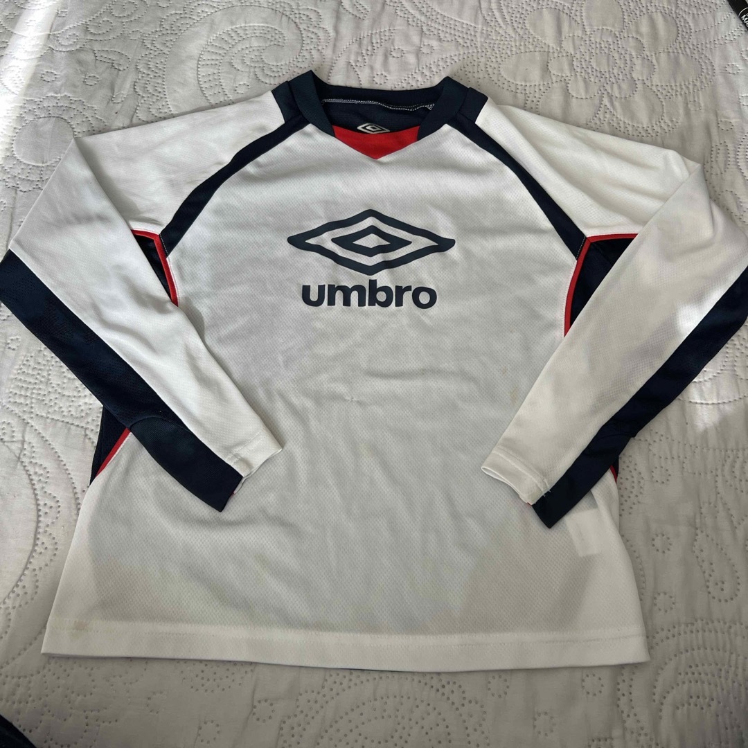 UMBRO(アンブロ)の140 アンブロ　サッカー　長袖　裏メッシュ スポーツ/アウトドアのサッカー/フットサル(ウェア)の商品写真