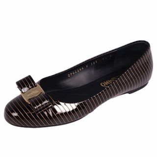 サルヴァトーレフェラガモ(Salvatore Ferragamo)の美品 サルヴァトーレ フェラガモ Salvatore Ferragamo パンプス フラット ヴァラ パテントレザー シューズ レディース 6.5D(24.0cm相当) ブラック/ゴールド(ハイヒール/パンプス)