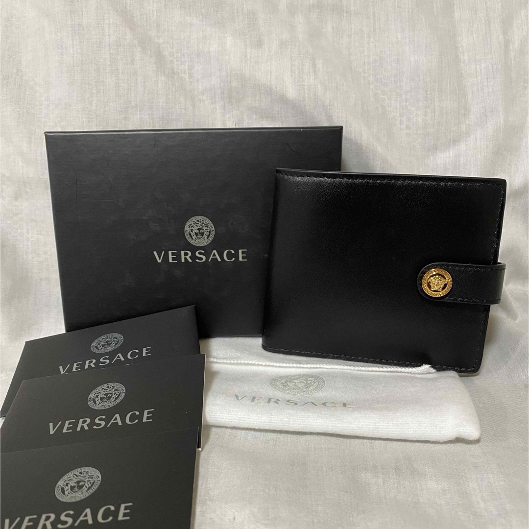 VERSACE(ヴェルサーチ)の新品 本物 正規品 VERSACE メンズ レザー 二つ折り 財布 黒 ゴールド メンズのファッション小物(折り財布)の商品写真