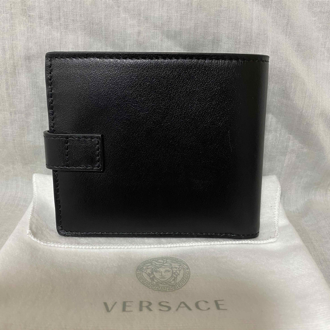 VERSACE(ヴェルサーチ)の新品 本物 正規品 VERSACE メンズ レザー 二つ折り 財布 黒 ゴールド メンズのファッション小物(折り財布)の商品写真