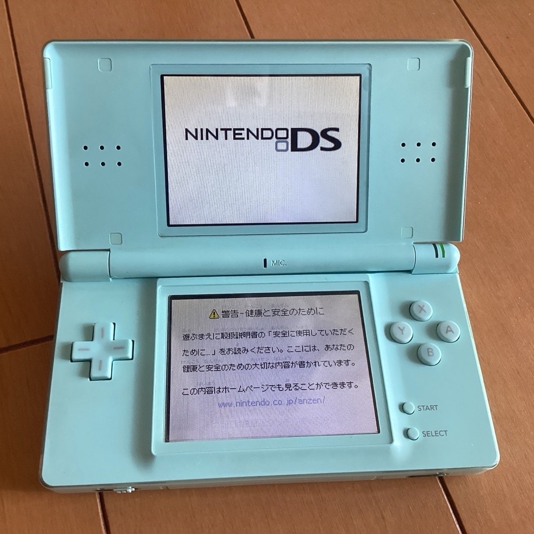 ニンテンドーDS(ニンテンドーDS)の任天堂DS Lite アイスブルー　＋　ソフト「ヨッシーアイランドDS」 エンタメ/ホビーのゲームソフト/ゲーム機本体(家庭用ゲーム機本体)の商品写真