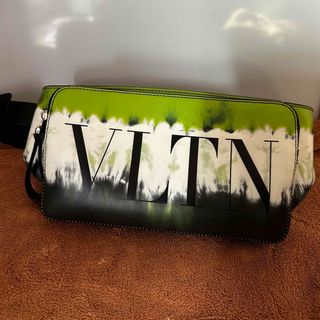 ヴァレンティノガラヴァーニ(valentino garavani)の値下げ❗️ヴァレンティノカラバーニ VLTN 限定品 ボディーバッグ バック(ボディーバッグ)