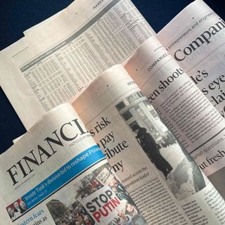 英字新聞FT サーモンピンク色　　　　　　　　18頁(見開き4枚＋半裁1枚)(印刷物)