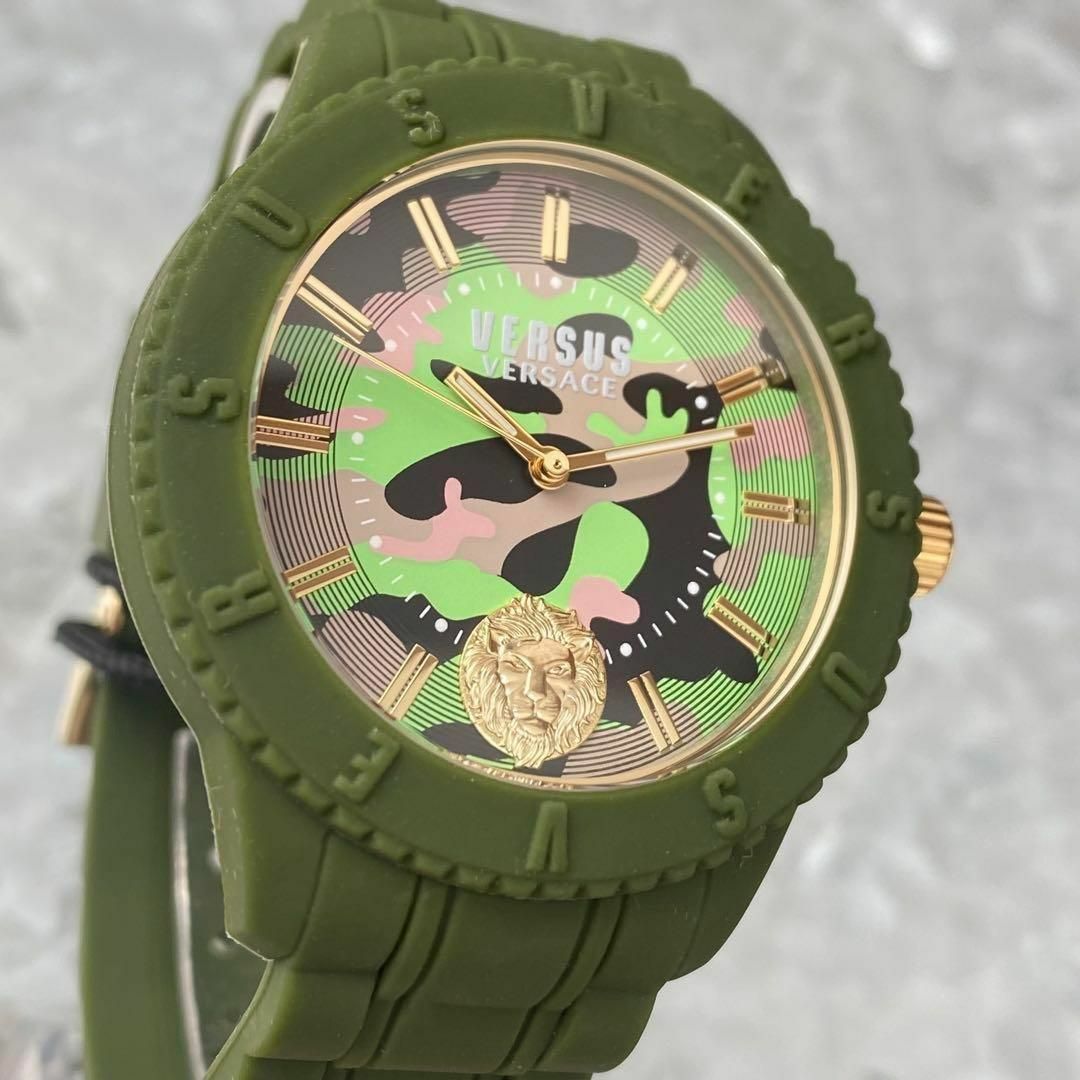 VERSACE(ヴェルサーチ)の正規品 新品★ヴェルサーチ ヴェルサス 腕時計 グリーン×迷彩 シリコン メンズ メンズの時計(腕時計(アナログ))の商品写真
