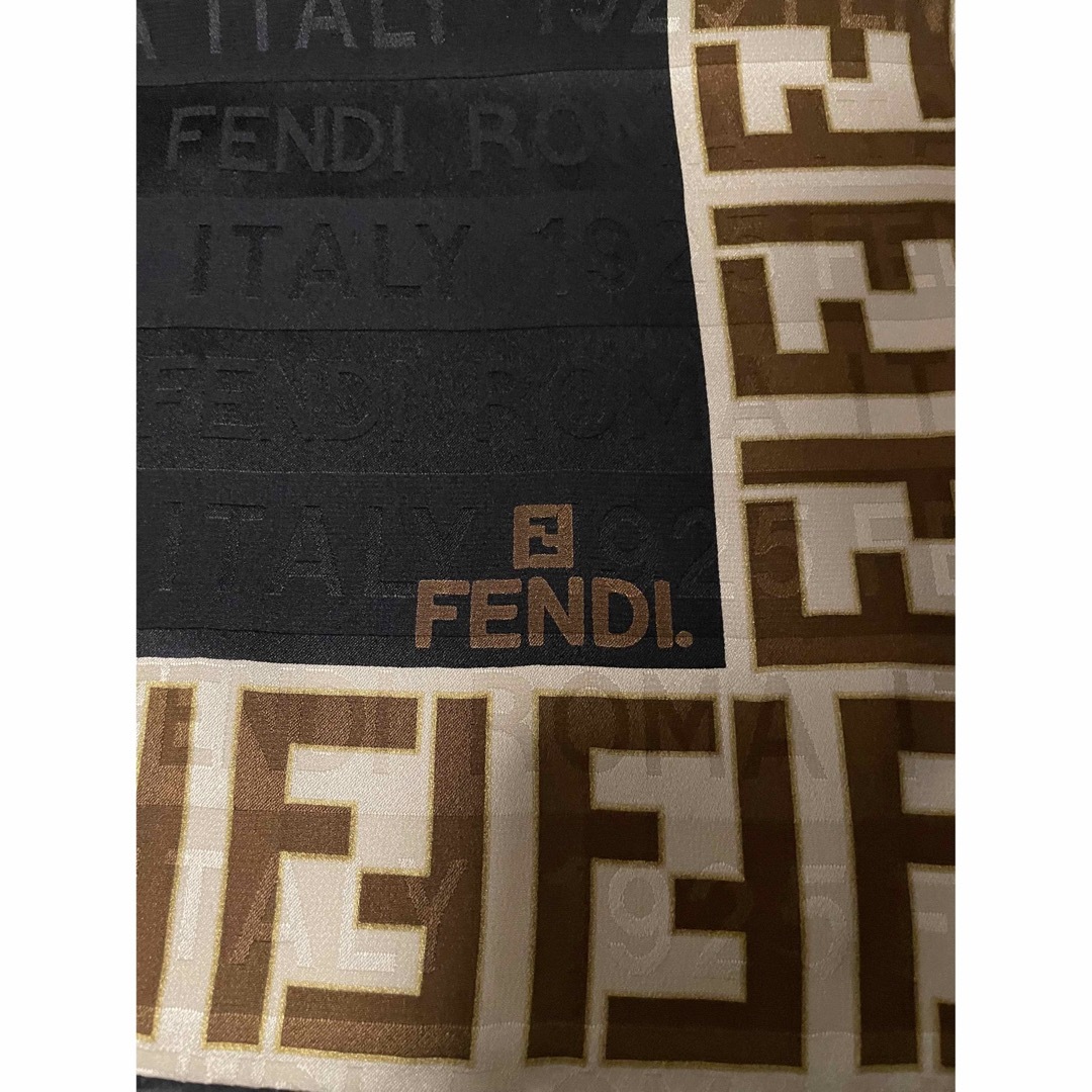 FENDI(フェンディ)の【新品未使用】 FENDIフェンディ　 大判シルクスカーフ　 ブラックゴールド レディースのファッション小物(バンダナ/スカーフ)の商品写真