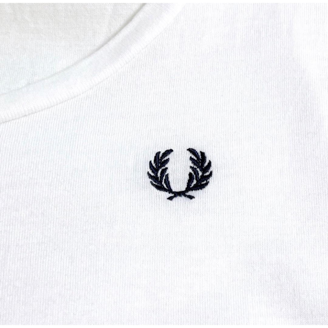 FRED PERRY(フレッドペリー)のFRED PERRY  刺繍ロゴ 白 ネイビー 太ボーダー ロング丈  Tシャツ レディースのトップス(Tシャツ(半袖/袖なし))の商品写真