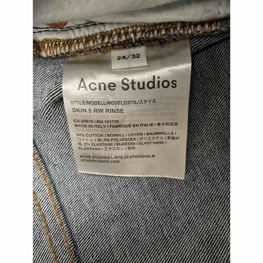 Acne Studios(アクネストゥディオズ)の【新品未使用】AcneStudios ネイビー　スキニーデニム　24／32サイズ レディースのパンツ(デニム/ジーンズ)の商品写真