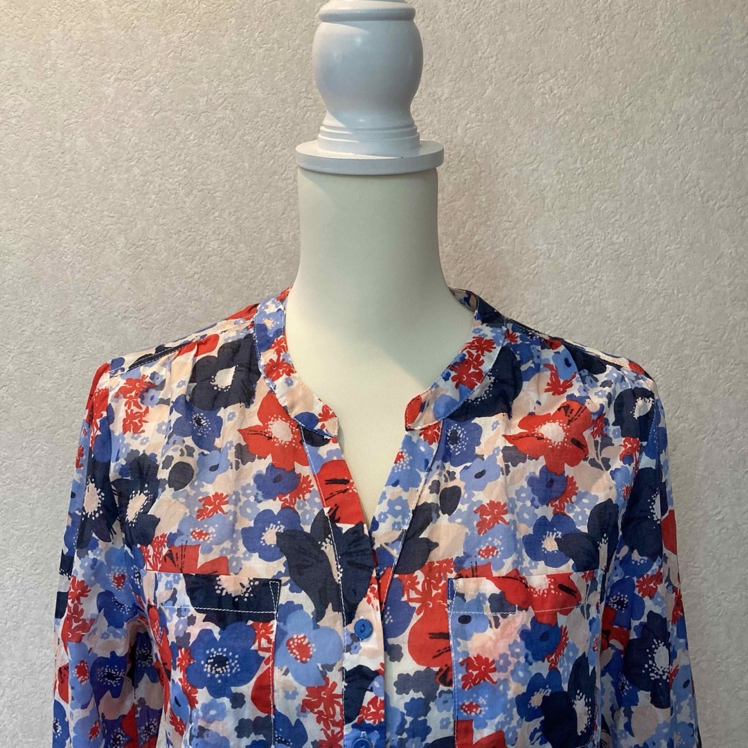 LAURA ASHLEY(ローラアシュレイ)の美品　LAURA ASHLEY 花柄　ブラウス　シャツ レディースのトップス(シャツ/ブラウス(長袖/七分))の商品写真