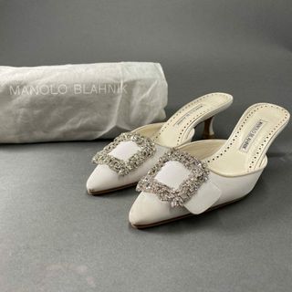 マノロブラニク(MANOLO BLAHNIK)の3b24 イタリア製 MANOLO BLAHNIK マノロブラニク ヒールサンダル ミュール ビジューサンダル ポインテッドトゥ 花柄バックル 36 ホワイト レディース(サンダル)