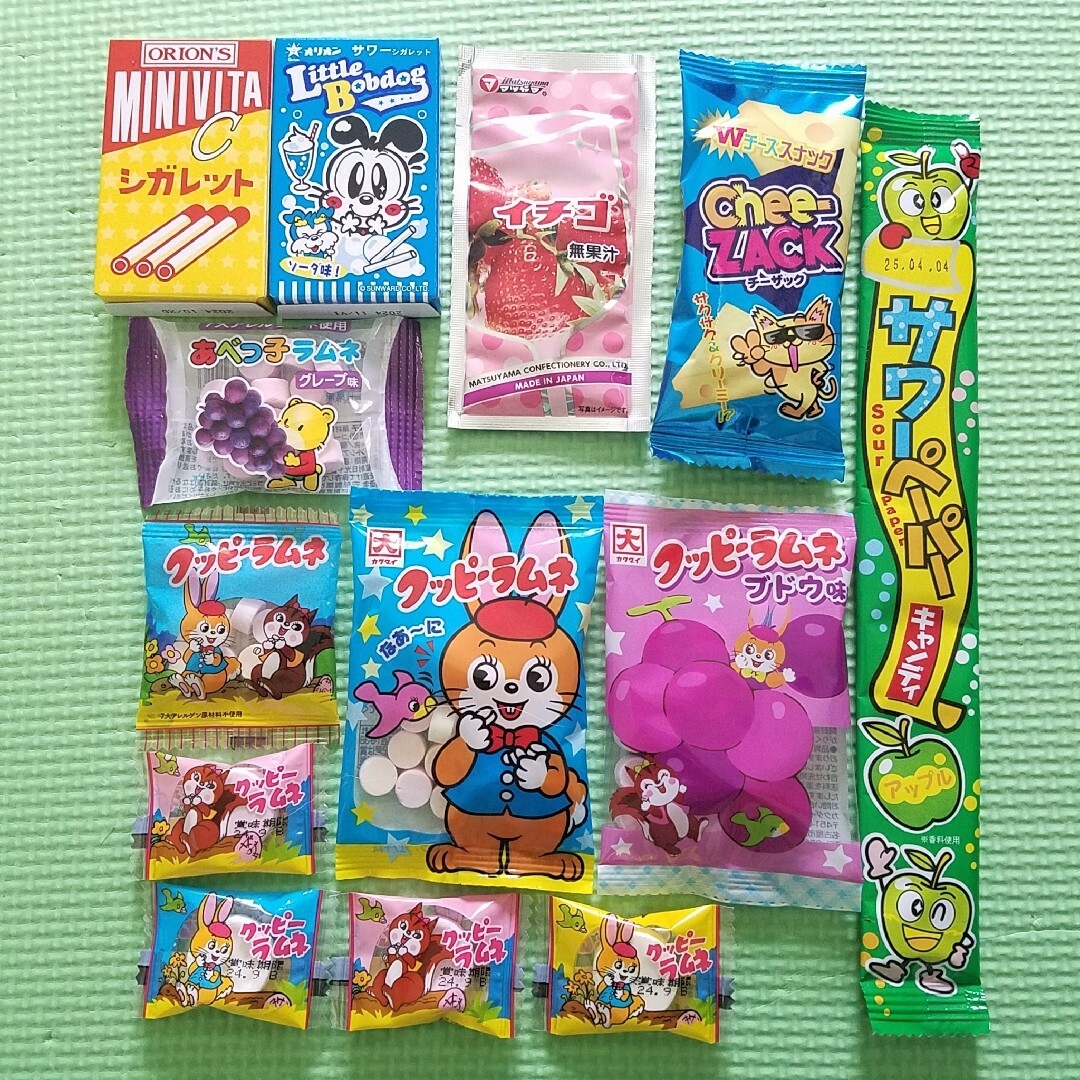 ラムネ中心お菓子まとめ売り　13点　シガレット&ソフトキャンディ&チーズスナック 食品/飲料/酒の食品(菓子/デザート)の商品写真