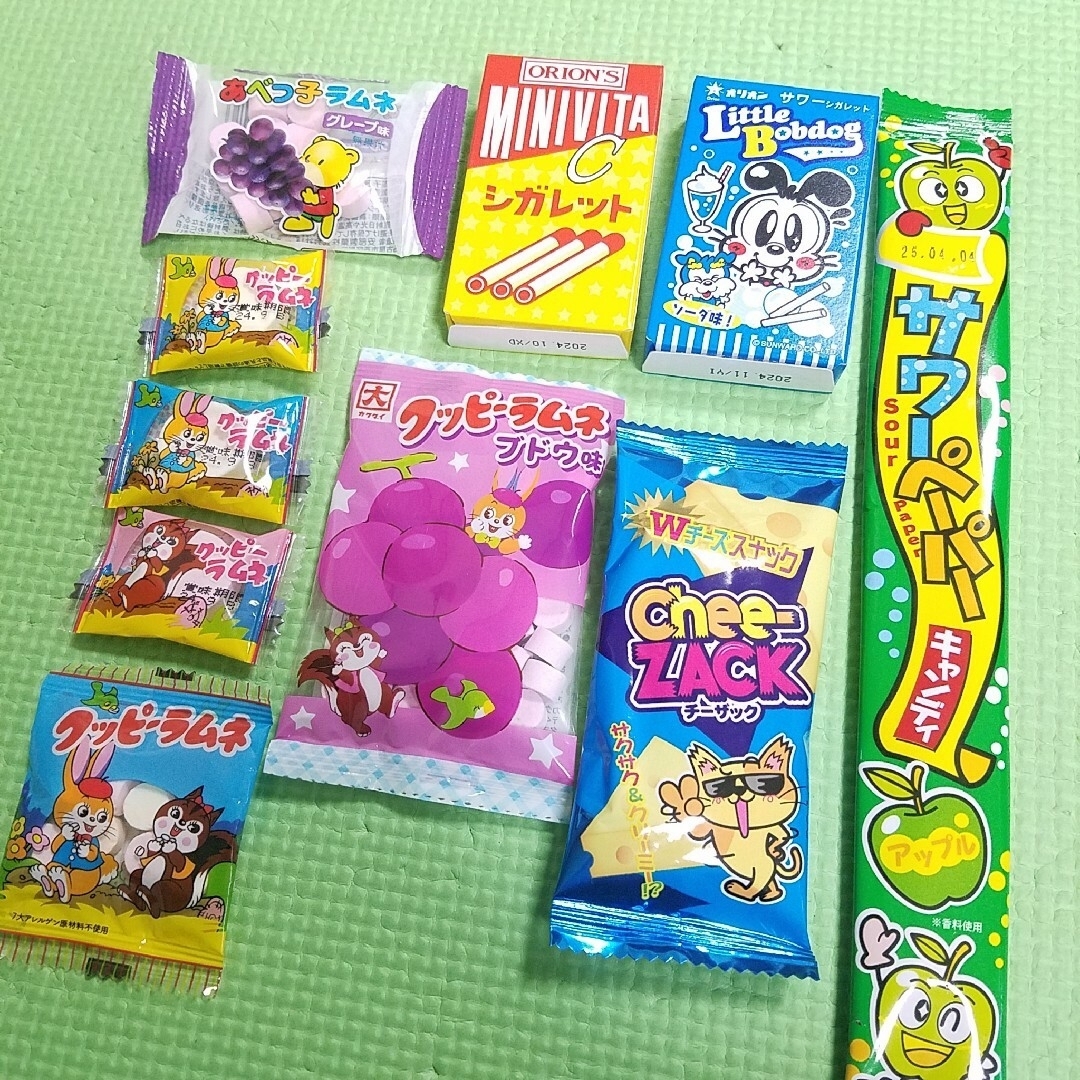 ラムネ中心お菓子まとめ売り　13点　シガレット&ソフトキャンディ&チーズスナック 食品/飲料/酒の食品(菓子/デザート)の商品写真