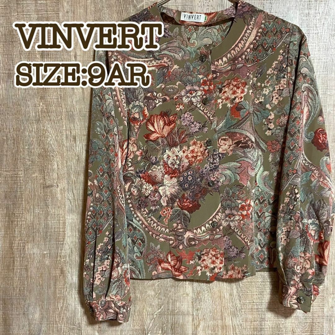 VINVERT(バンベール)のVINVERT バンベール　ブラウス　カーキ　赤花柄　総柄　9AR レディースのトップス(シャツ/ブラウス(長袖/七分))の商品写真