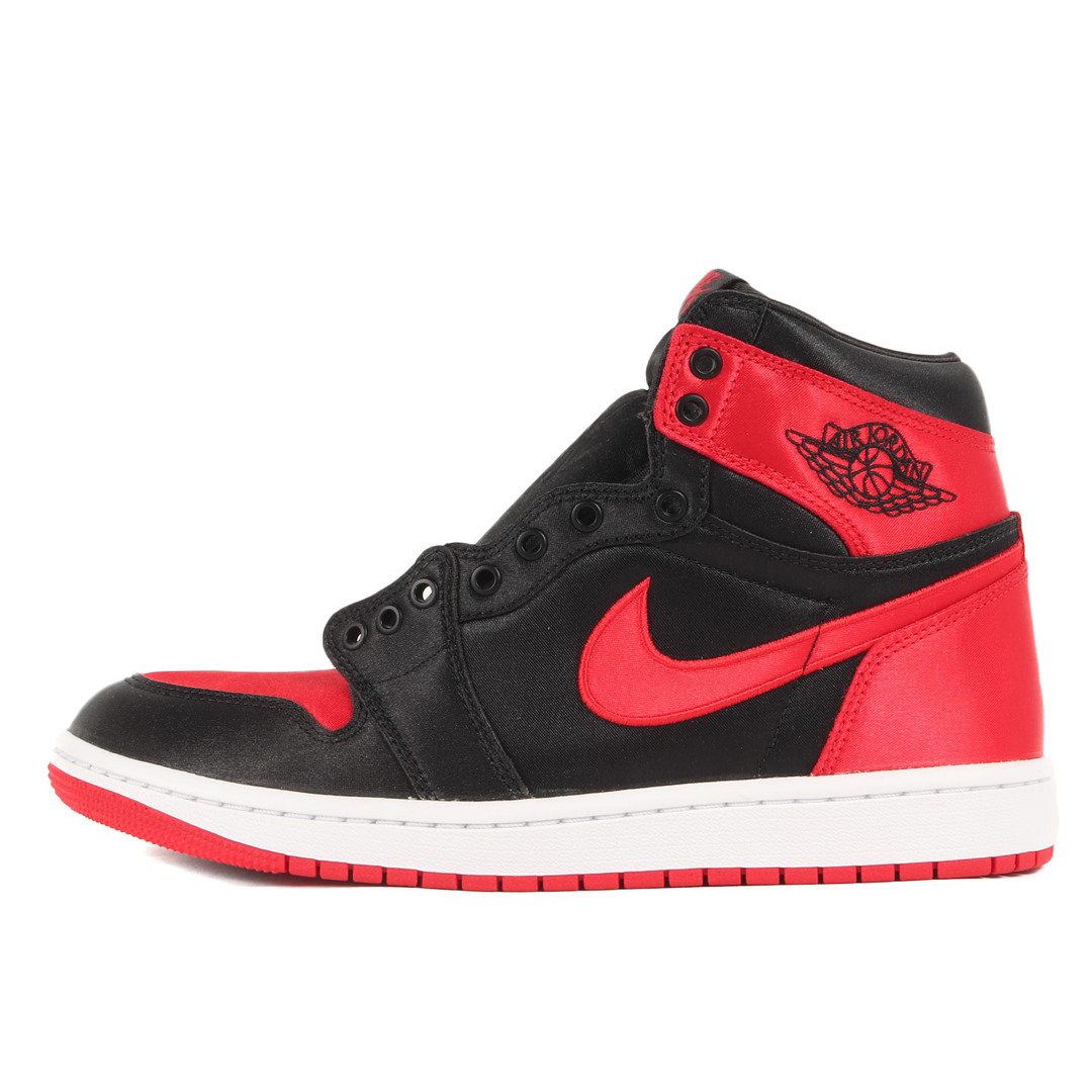 NIKE(ナイキ)の新品 NIKE ナイキ サイズ:26.0cm WMNS AIR JORDAN 1 RETRO HI OG SATIN BRED (FD4810-061) ウィメンズ エアジョーダン1 レトロ ハイ ブレッド ブラック ユニバーシティレッド WMNS US9 ハイカット スニーカー シューズ 靴【メンズ】 メンズの靴/シューズ(スニーカー)の商品写真