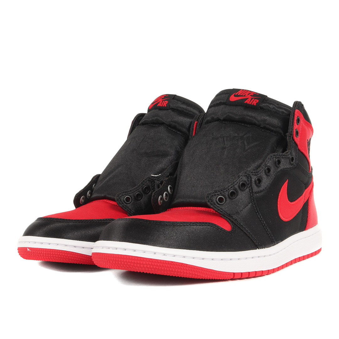 NIKE(ナイキ)の新品 NIKE ナイキ サイズ:26.0cm WMNS AIR JORDAN 1 RETRO HI OG SATIN BRED (FD4810-061) ウィメンズ エアジョーダン1 レトロ ハイ ブレッド ブラック ユニバーシティレッド WMNS US9 ハイカット スニーカー シューズ 靴【メンズ】 メンズの靴/シューズ(スニーカー)の商品写真