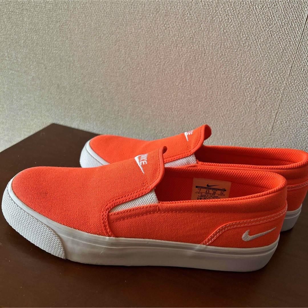 NIKE(ナイキ)のNIKE ナイキ　スリッポン　スニーカー　ネオンオレンジ レディースの靴/シューズ(スニーカー)の商品写真