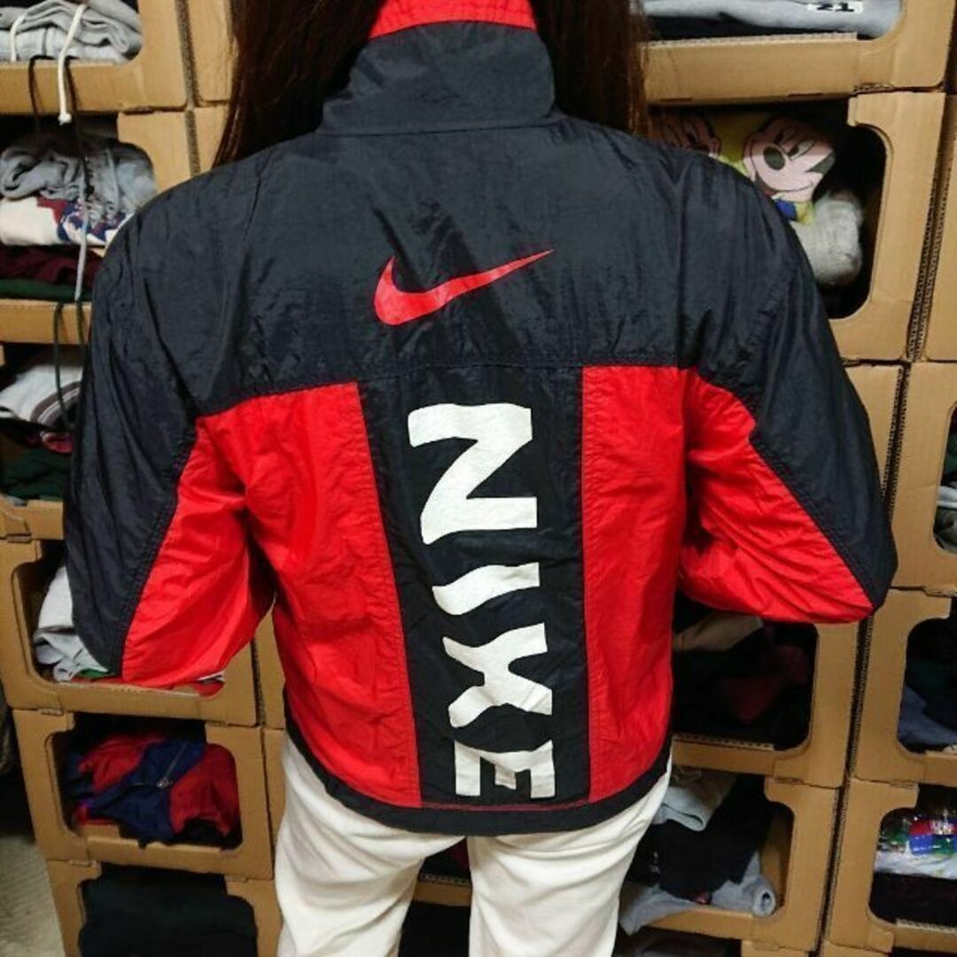 NIKE(ナイキ)の90s NIKE 白タグ ナイロンジャケット ビッグプリント 古着 ブルズカラー メンズのジャケット/アウター(ナイロンジャケット)の商品写真