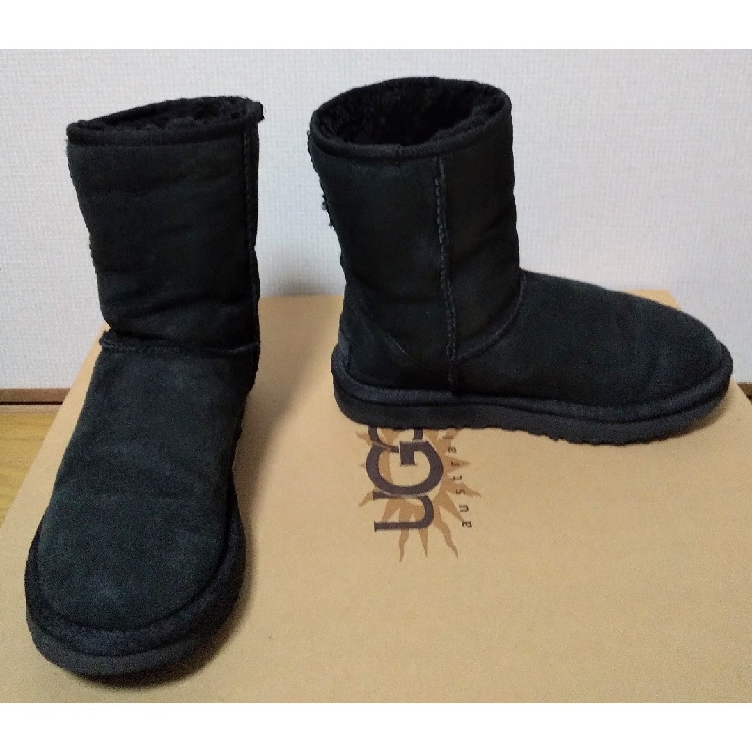 UGG(アグ)のアグ 撥水 防汚 新クラッシックショート2 黒 23cm ムートンブーツ UGG レディースの靴/シューズ(ブーツ)の商品写真