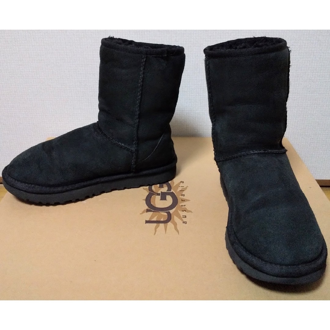 UGG(アグ)のアグ 撥水 防汚 新クラッシックショート2 黒 23cm ムートンブーツ UGG レディースの靴/シューズ(ブーツ)の商品写真