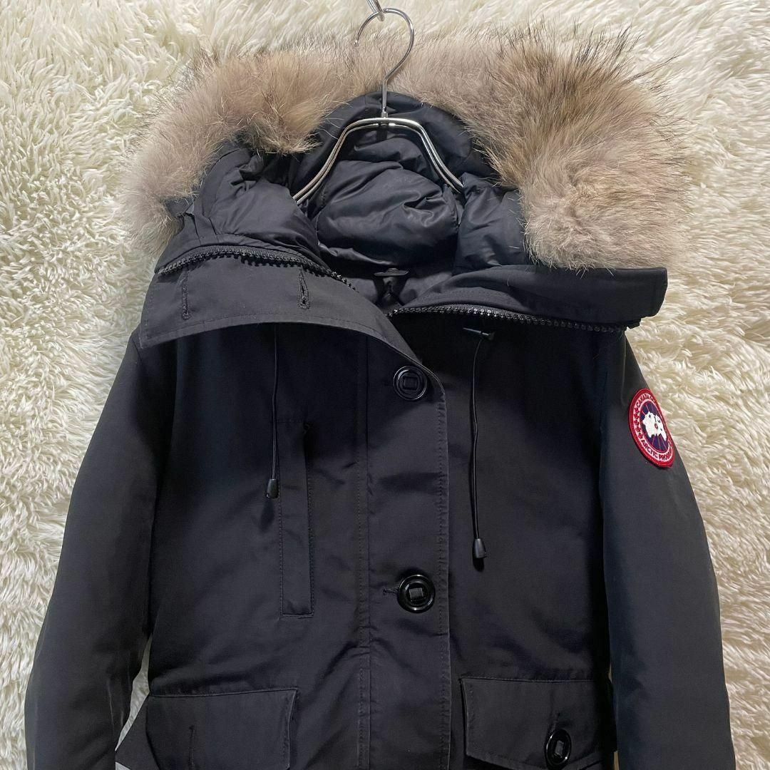 CANADA GOOSE(カナダグース)のカナダグース シャーロット　レディース　Sサイズ ダウンコート ネイビー ダウン レディースのジャケット/アウター(ダウンジャケット)の商品写真