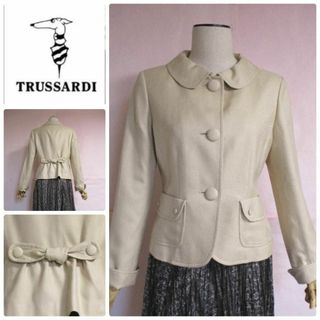 トラサルディ(Trussardi)の【トラサルディ】バックリボン上品ジャケット　ベージュ　シルク毛(テーラードジャケット)