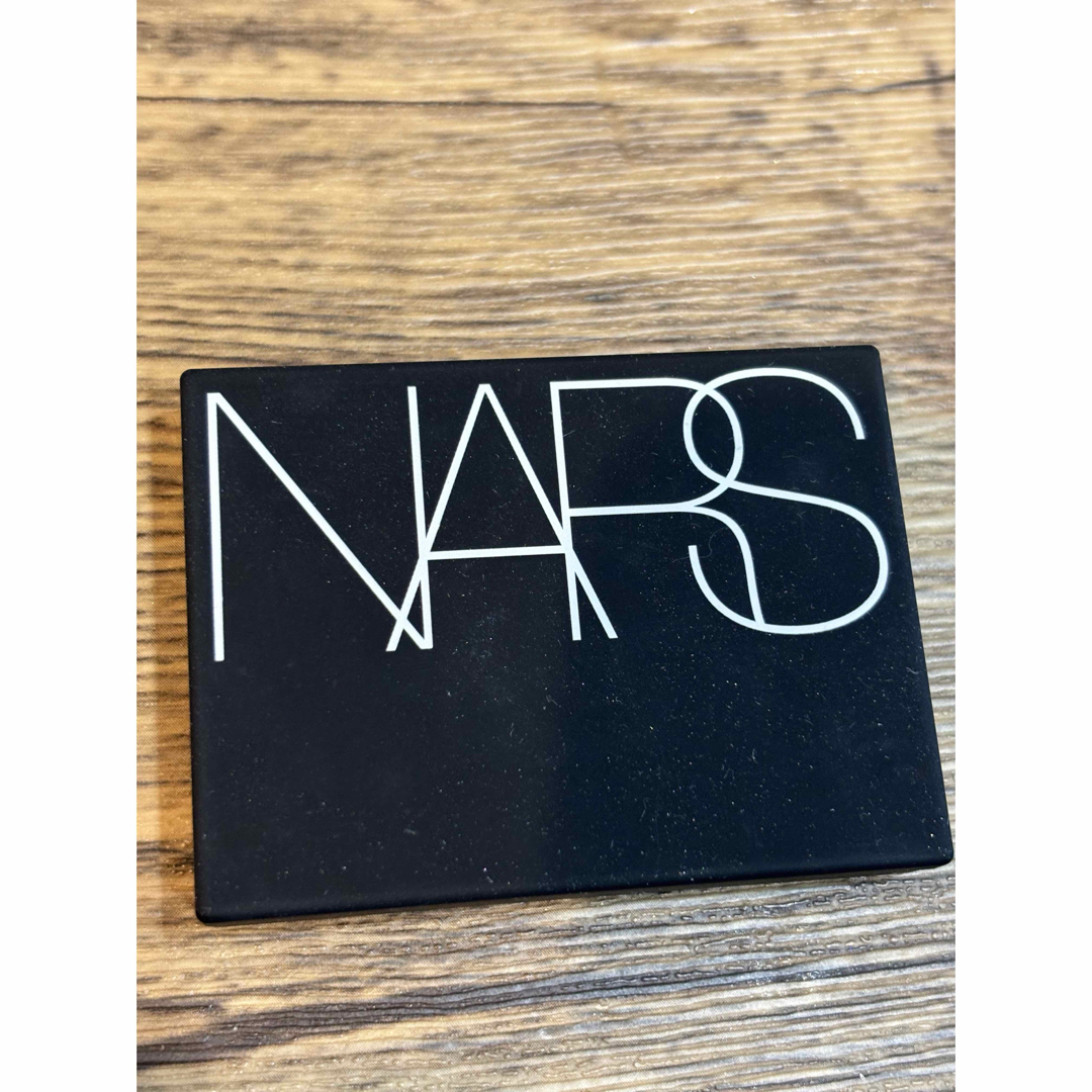 NARS(ナーズ)のライトリフレクティングセッティングパウダー プレスト N 3g コスメ/美容のベースメイク/化粧品(フェイスパウダー)の商品写真