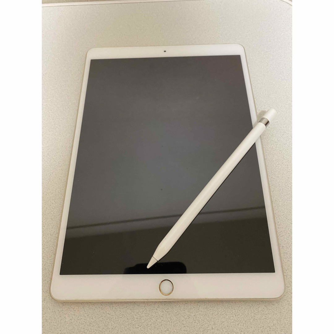 アップル iPad Pro 10.5 256GB + Apple Pencil スマホ/家電/カメラのPC/タブレット(タブレット)の商品写真