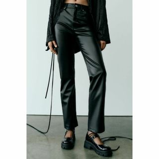 ザラ(ZARA)の8 ZARA フェイクレザー ストーブパイプ パンツ S(カジュアルパンツ)