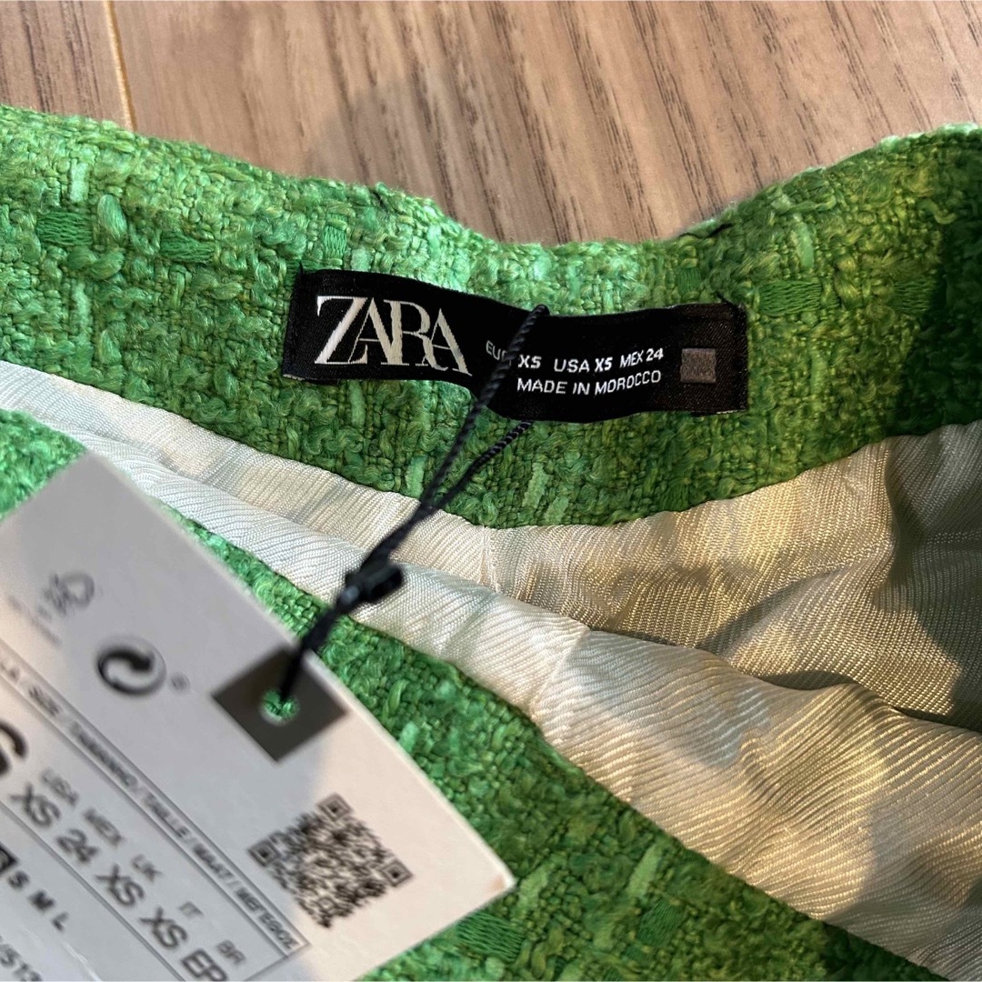ZARA(ザラ)の新品未使用 タグ付き ZARA テクスチャーバミューダパンツ XS グリーン 緑 レディースのパンツ(ショートパンツ)の商品写真