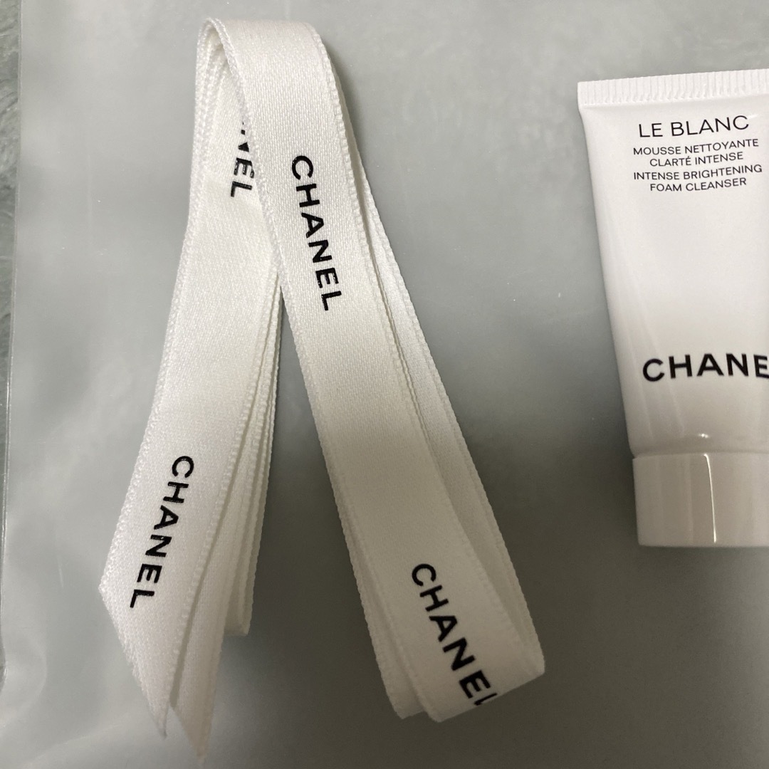 CHANEL(シャネル)の未使用　CHANEL 洗顔料　リボン　ショップ袋　LE BLANC 5ml コスメ/美容のスキンケア/基礎化粧品(洗顔料)の商品写真