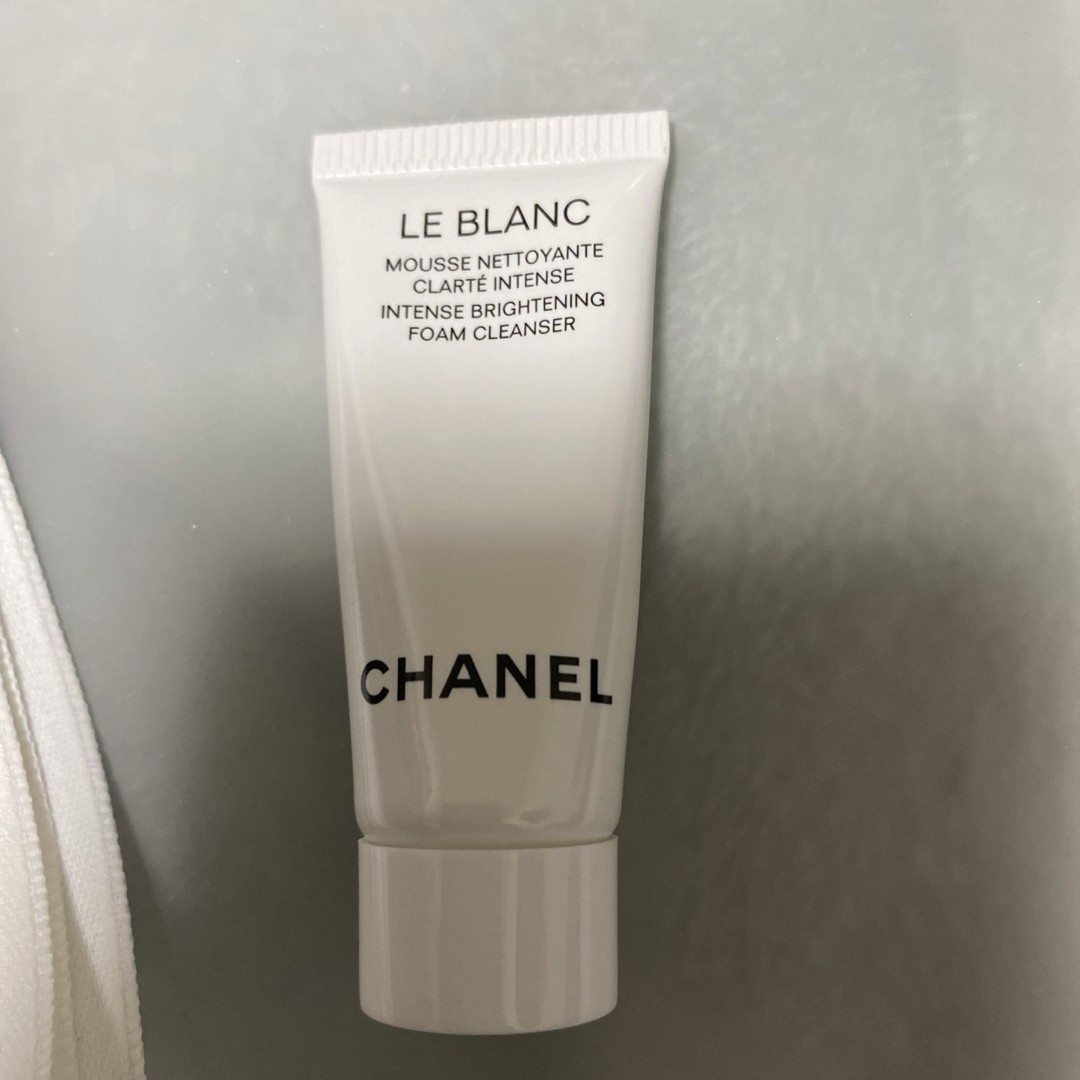 CHANEL(シャネル)の未使用　CHANEL 洗顔料　リボン　ショップ袋　LE BLANC 5ml コスメ/美容のスキンケア/基礎化粧品(洗顔料)の商品写真