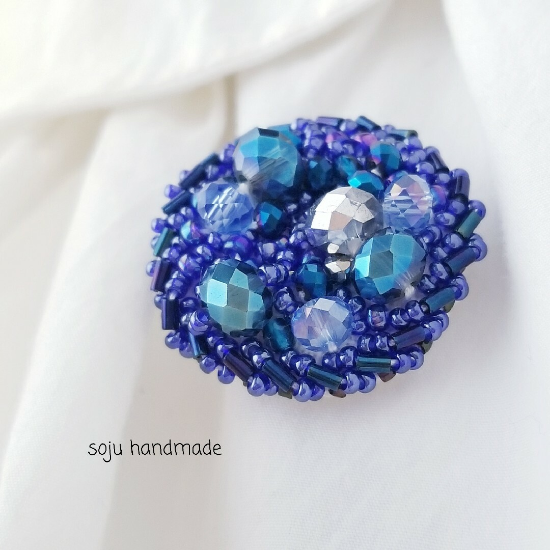 青のブローチ　ビーズ刺繍　ブローチ ハンドメイドのアクセサリー(コサージュ/ブローチ)の商品写真