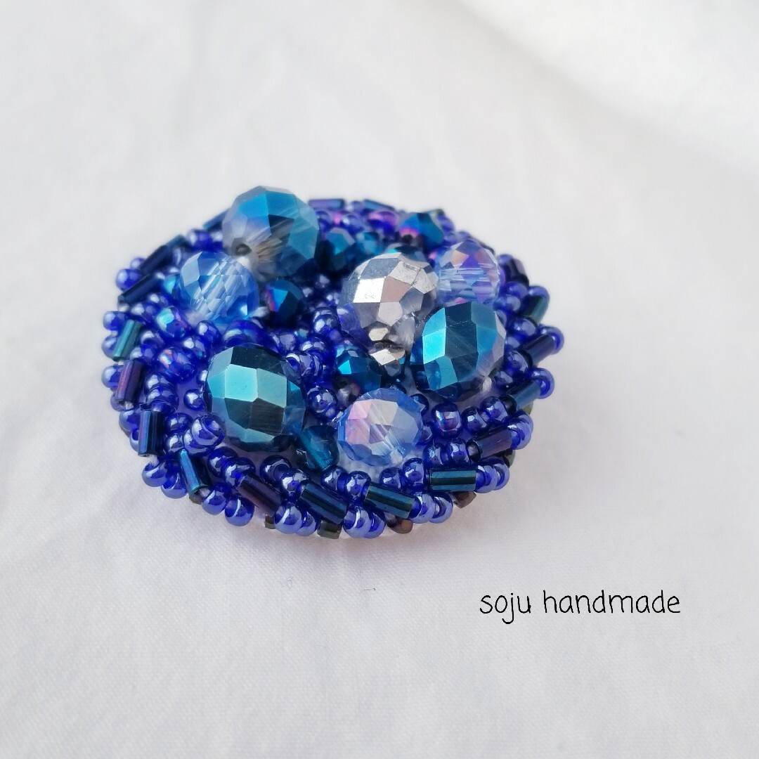 青のブローチ　ビーズ刺繍　ブローチ ハンドメイドのアクセサリー(コサージュ/ブローチ)の商品写真