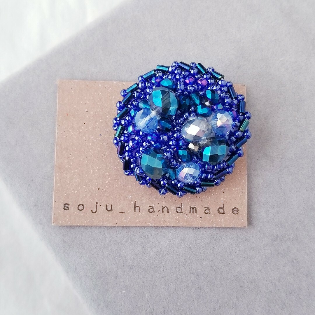 青のブローチ　ビーズ刺繍　ブローチ ハンドメイドのアクセサリー(コサージュ/ブローチ)の商品写真