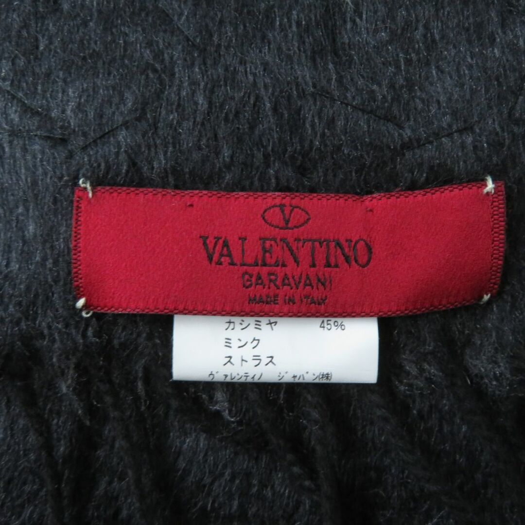 valentino garavani(ヴァレンティノガラヴァーニ)の極美品★正規品 ヴァレンティノ ガラヴァーニ  ビジュー付き 薔薇装飾 カシミヤ×シルク フリンジ付き マフラー グレー×ブラック 箱付 レディースのファッション小物(マフラー/ショール)の商品写真