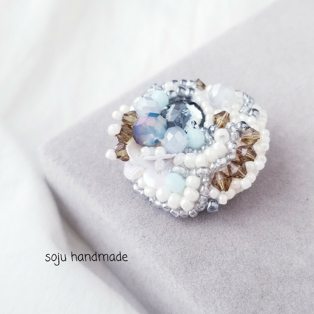 カーキ&ブルーグレーブローチ　ビーズ刺繍　ブローチ ハンドメイドのアクセサリー(コサージュ/ブローチ)の商品写真