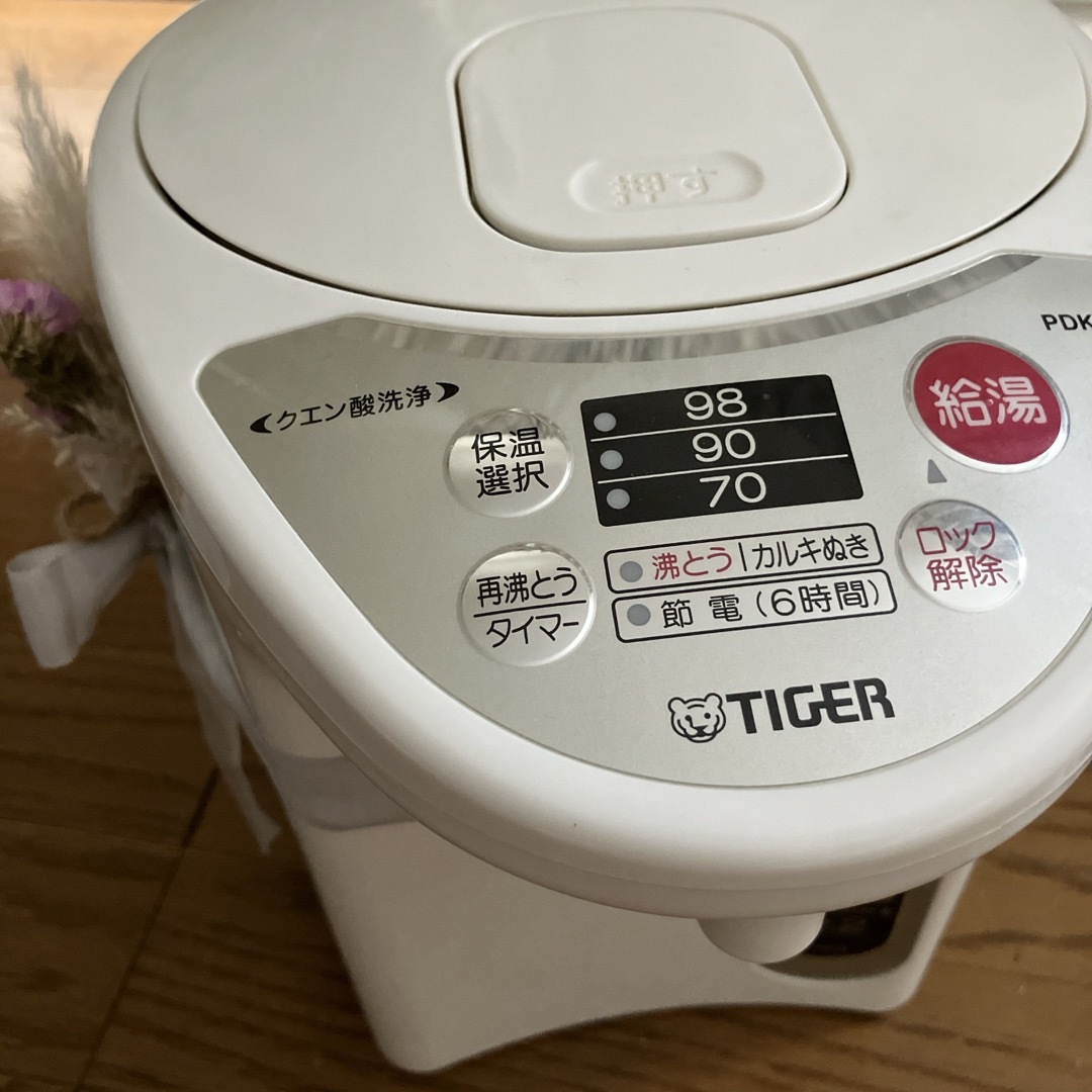 TIGER(タイガー)の電気ポット　品番PDK-G220タイガー　容量2.2L ホワイト スマホ/家電/カメラの生活家電(電気ポット)の商品写真