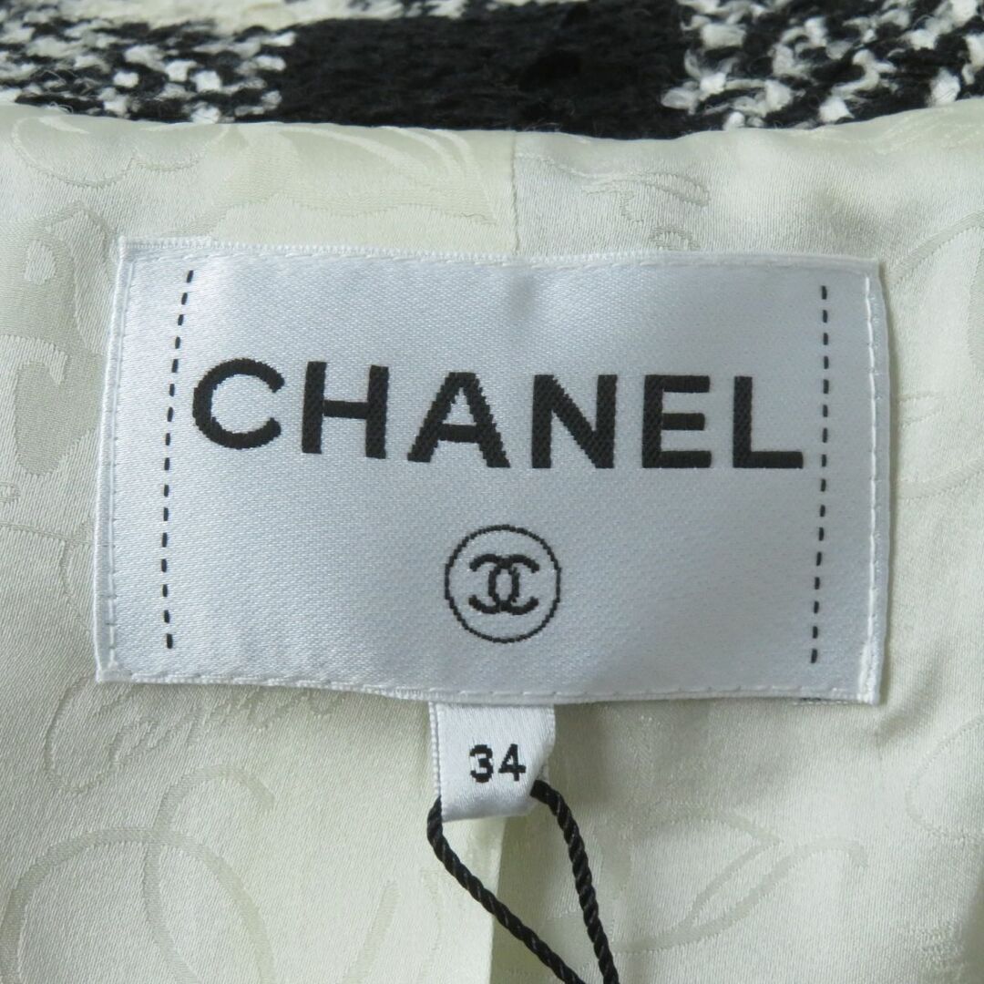 CHANEL(シャネル)の未使用品★CHANEL シャネル P54393 ランウェイ着 ブロックチェック ダブル ツイードコート レディース ブラック×ホワイト 34 フランス製 レディースのジャケット/アウター(その他)の商品写真