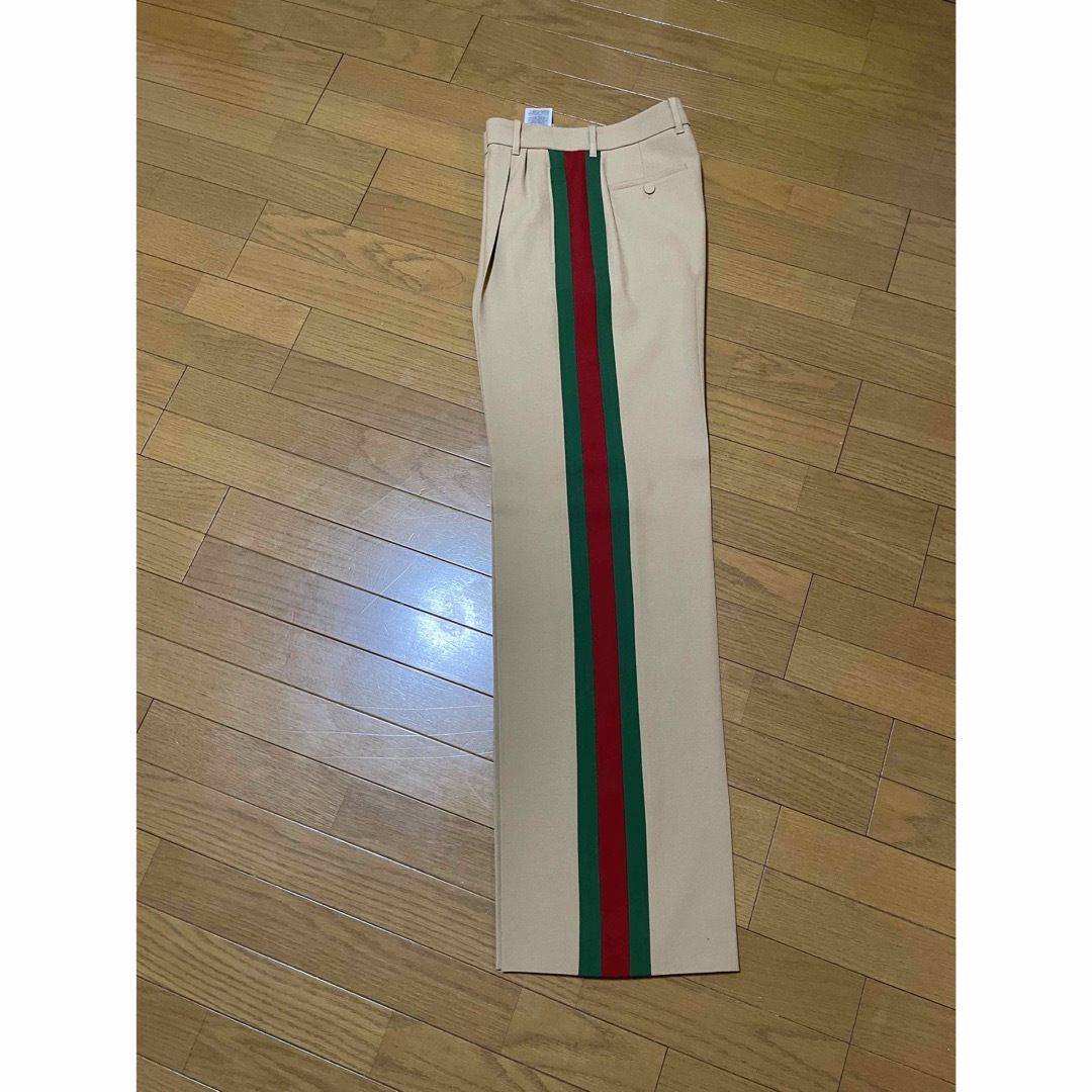 Gucci(グッチ)の⚫︎GUCCIグッチ赤緑サイドラインベージュパンツ新品 レディースのパンツ(カジュアルパンツ)の商品写真