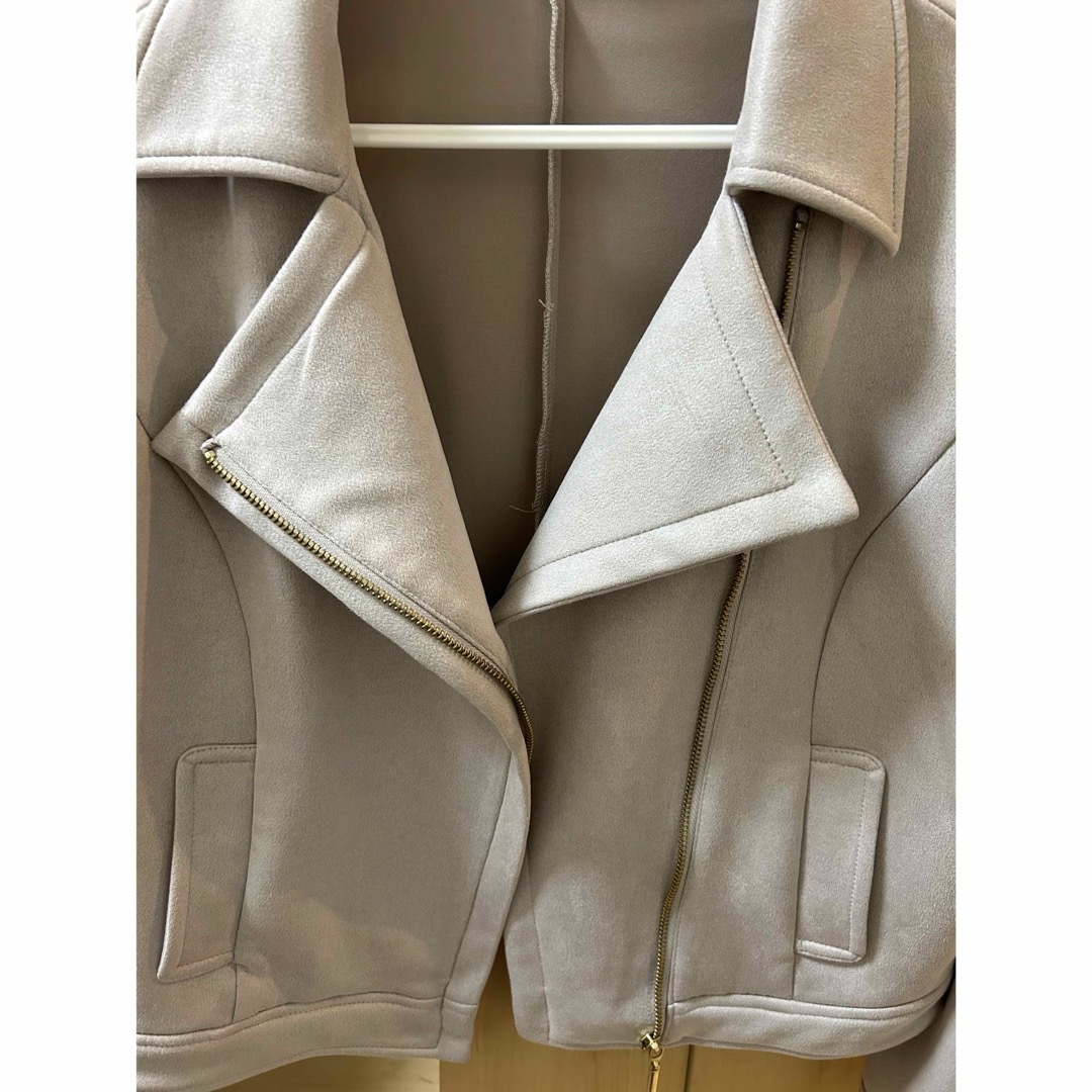 スエードライダースジャケット Mサイズ グレージュ レディースのジャケット/アウター(ライダースジャケット)の商品写真