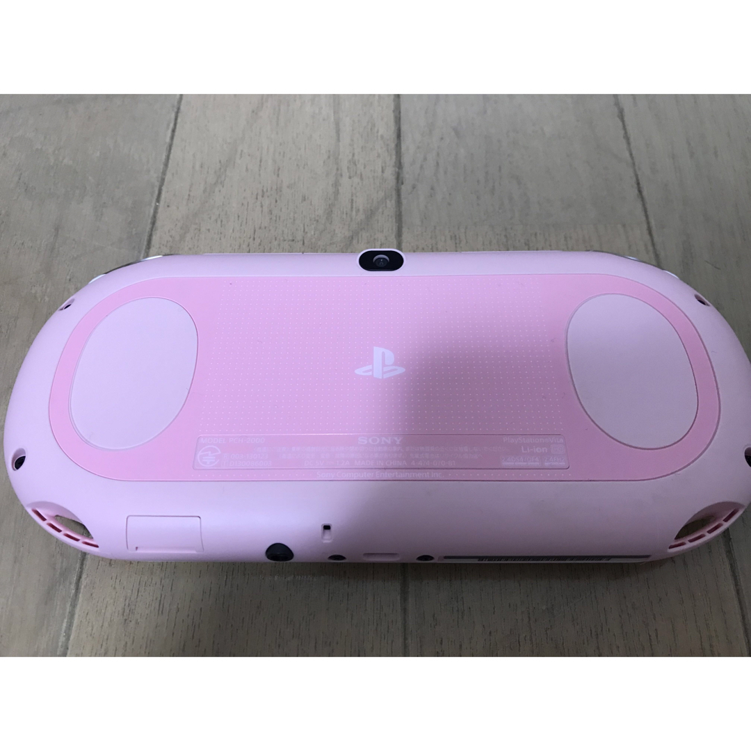 PlayStation Vita(プレイステーションヴィータ)のPlayStation vita PCH-2000 ピンク&ホワイト　ソフト付き エンタメ/ホビーのゲームソフト/ゲーム機本体(携帯用ゲーム機本体)の商品写真