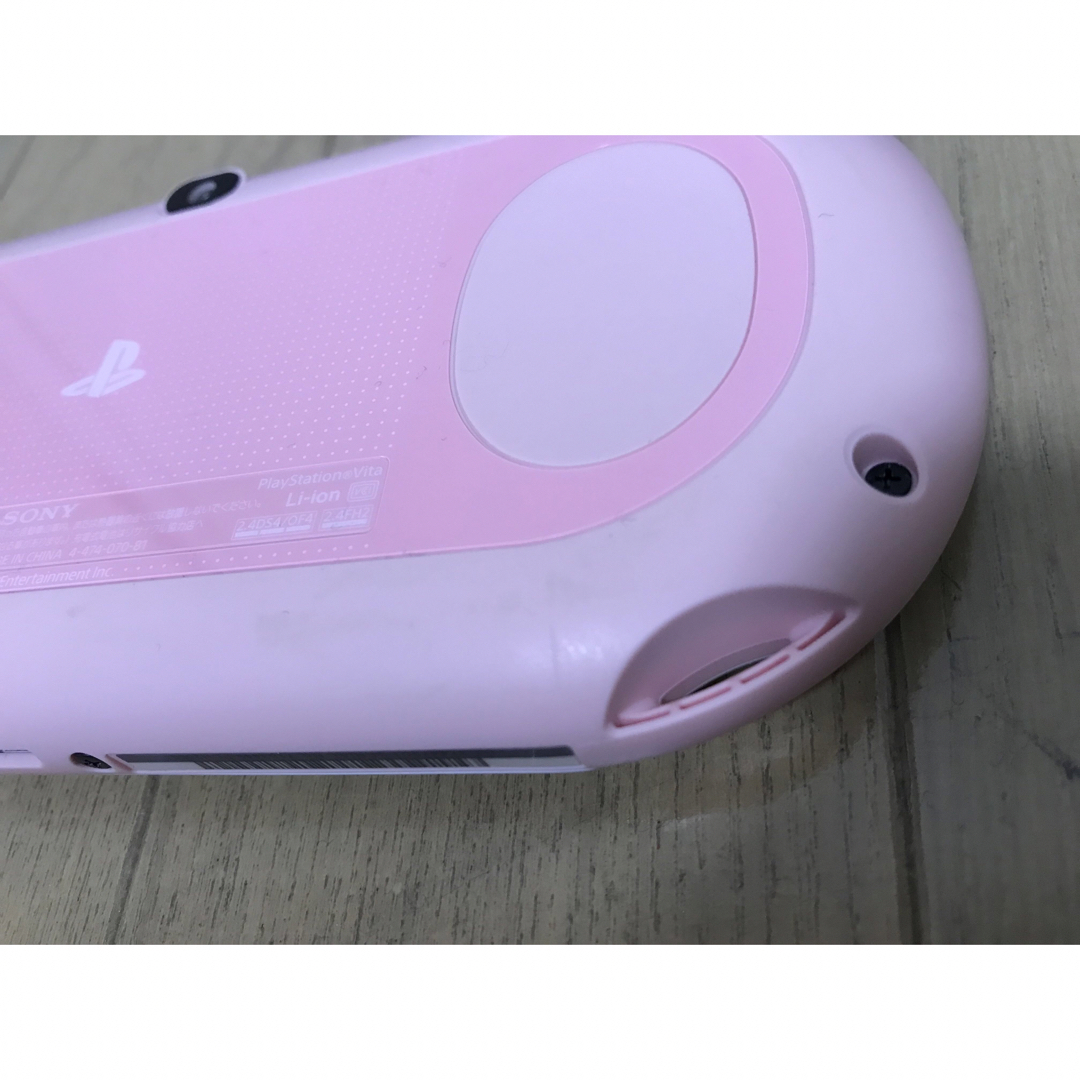 PlayStation Vita(プレイステーションヴィータ)のPlayStation vita PCH-2000 ピンク&ホワイト　ソフト付き エンタメ/ホビーのゲームソフト/ゲーム機本体(携帯用ゲーム機本体)の商品写真