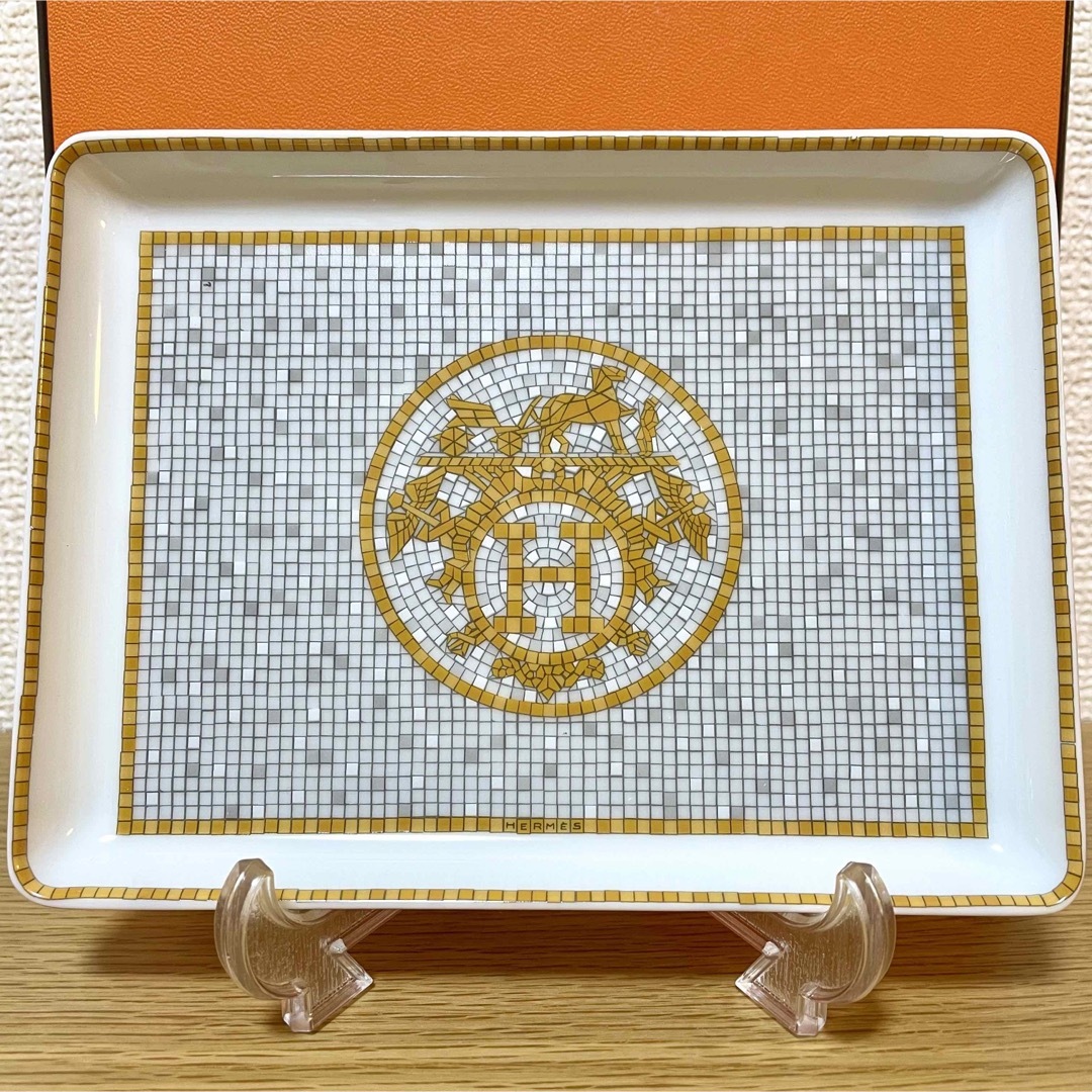 Hermes(エルメス)の【新品　ギフト包装】エルメス　モザイク　ゴールド　長方形プレート インテリア/住まい/日用品のキッチン/食器(食器)の商品写真