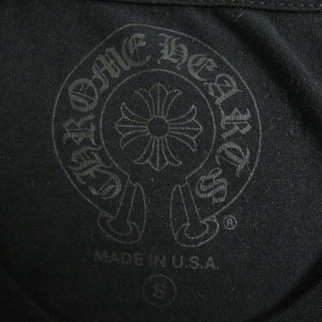 Chrome Hearts(クロムハーツ)の未使用品□CHROME HEARTS/クロムハーツ スクロールラベル プリント コットン100％ 半袖 ポケットTシャツ/カットソー 黒 S USA製 正規品 メンズのトップス(Tシャツ/カットソー(半袖/袖なし))の商品写真