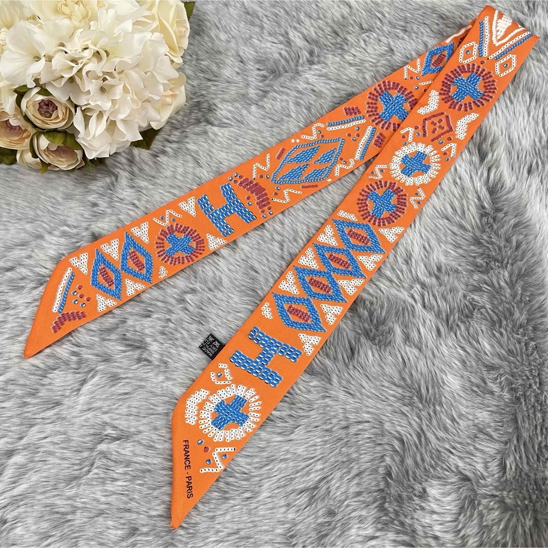 リボンスカーフ　バッグスカーフ　オレンジ　ビジュー柄 レディースのファッション小物(バンダナ/スカーフ)の商品写真
