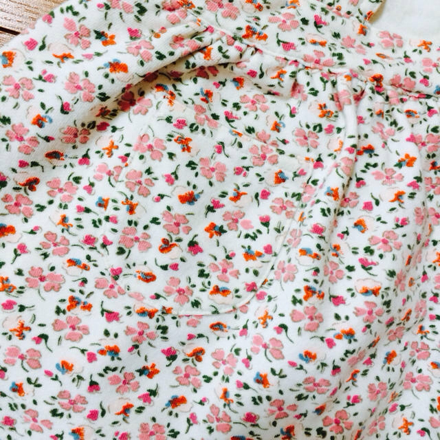 GAP(ギャップ)のGAP☻花柄ワンピース キッズ/ベビー/マタニティのベビー服(~85cm)(ロンパース)の商品写真