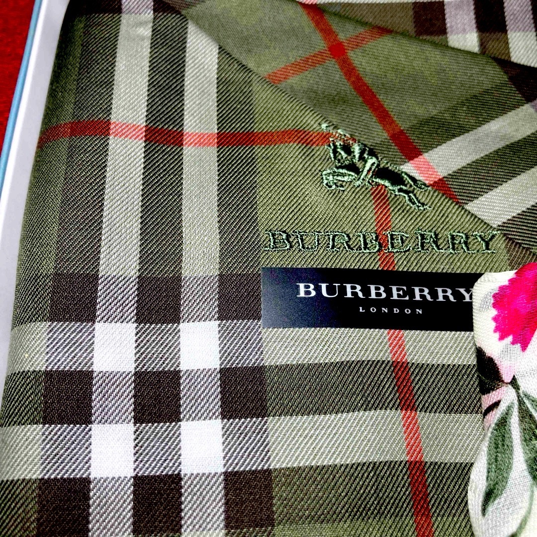 BURBERRY(バーバリー)のBURBERRY ハンカチ　ノバチェック透かし柄　グリーン系チェック　新品未使用 レディースのファッション小物(ハンカチ)の商品写真